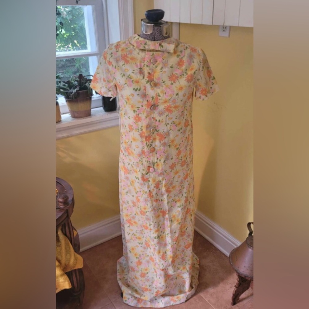 Vintage
1960's House of Fabrics Daisy floral print maxi dress, bow, buttons. US6